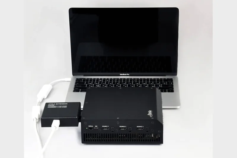 Le DiskSense 2 raccordé à un MacBook par l’extension Thunderbolt