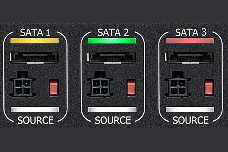 Trois ports SATA et leurs LED d’état orange, verte et rouge