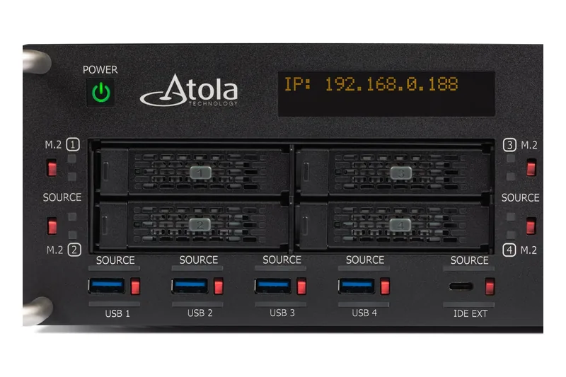 Les quatre ports NVMe M.2/U.2 et les ports USB de la face avant