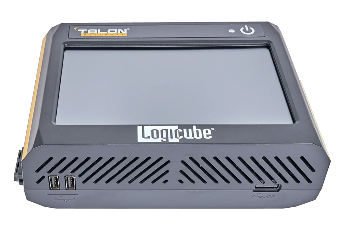 Le Talon Ultimate de Logicube de trois quarts, écran tactile 7 pouces et bouton d’alimentation