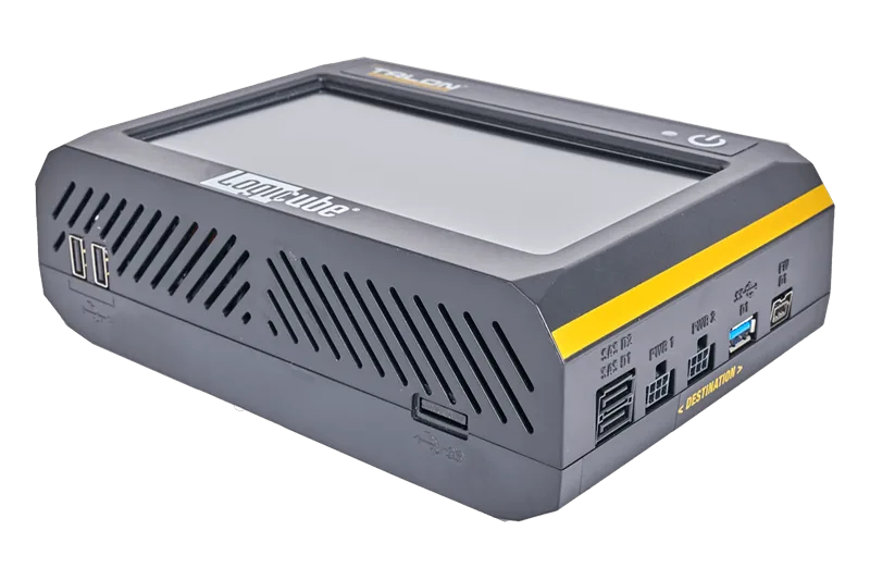 Le Talon Ultimate de trois quarts, ports SAS/SATA, USB 3.0 et FireWire