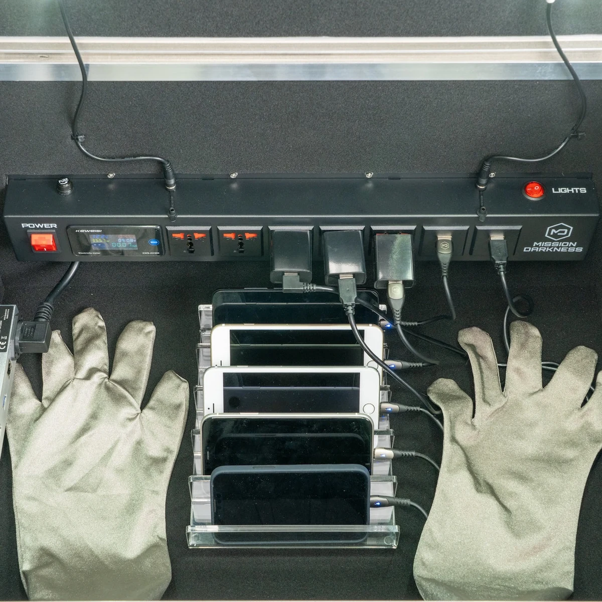 Les gants et l’organiseur en acrylique, cinq téléphones en place