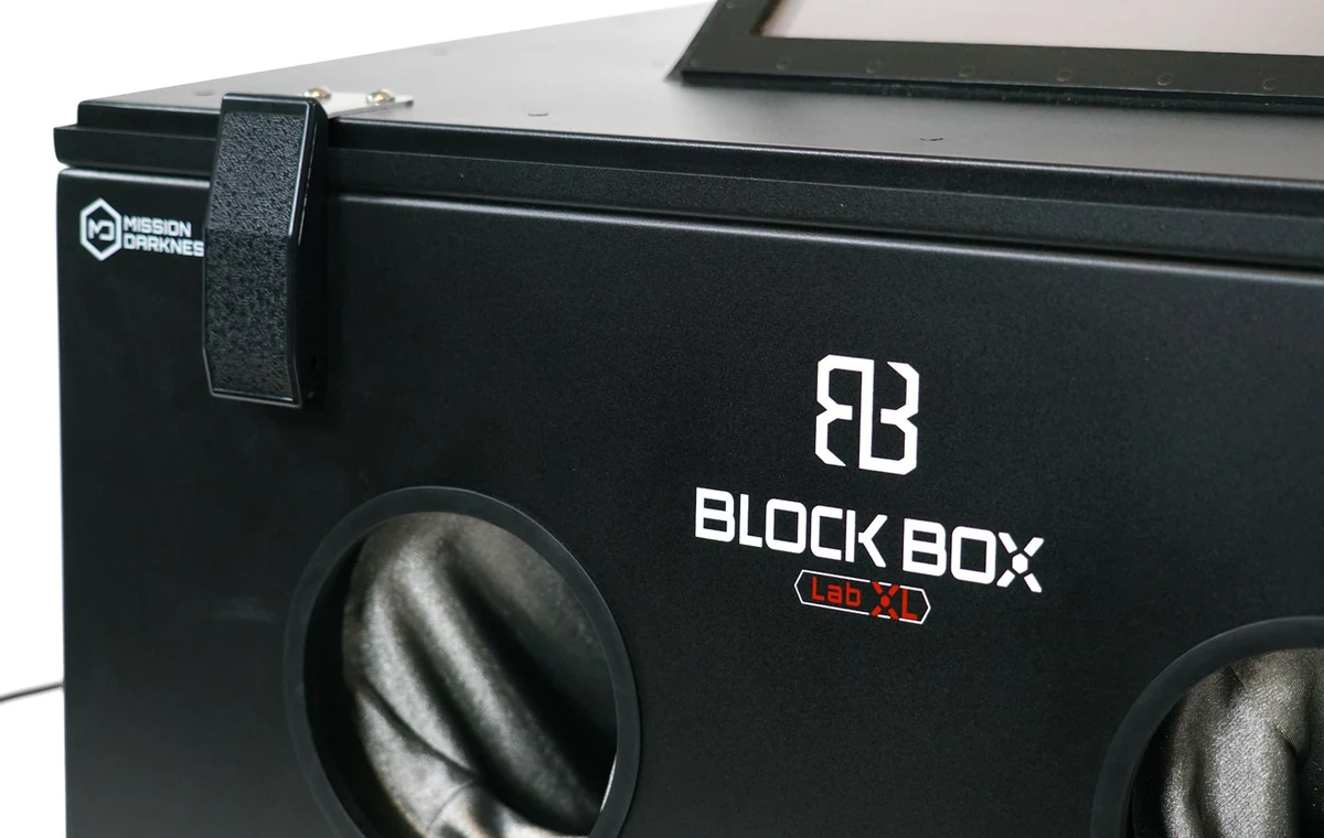 La cage fermée, le logotype BlockBox sur la caisse
