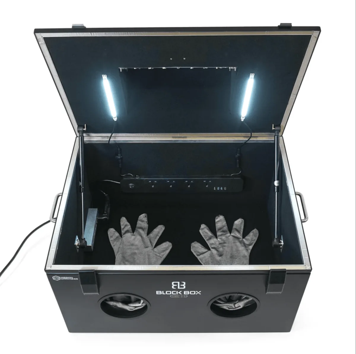 La BlockBox Lab XL ouverte, gants déployés à l’intérieur