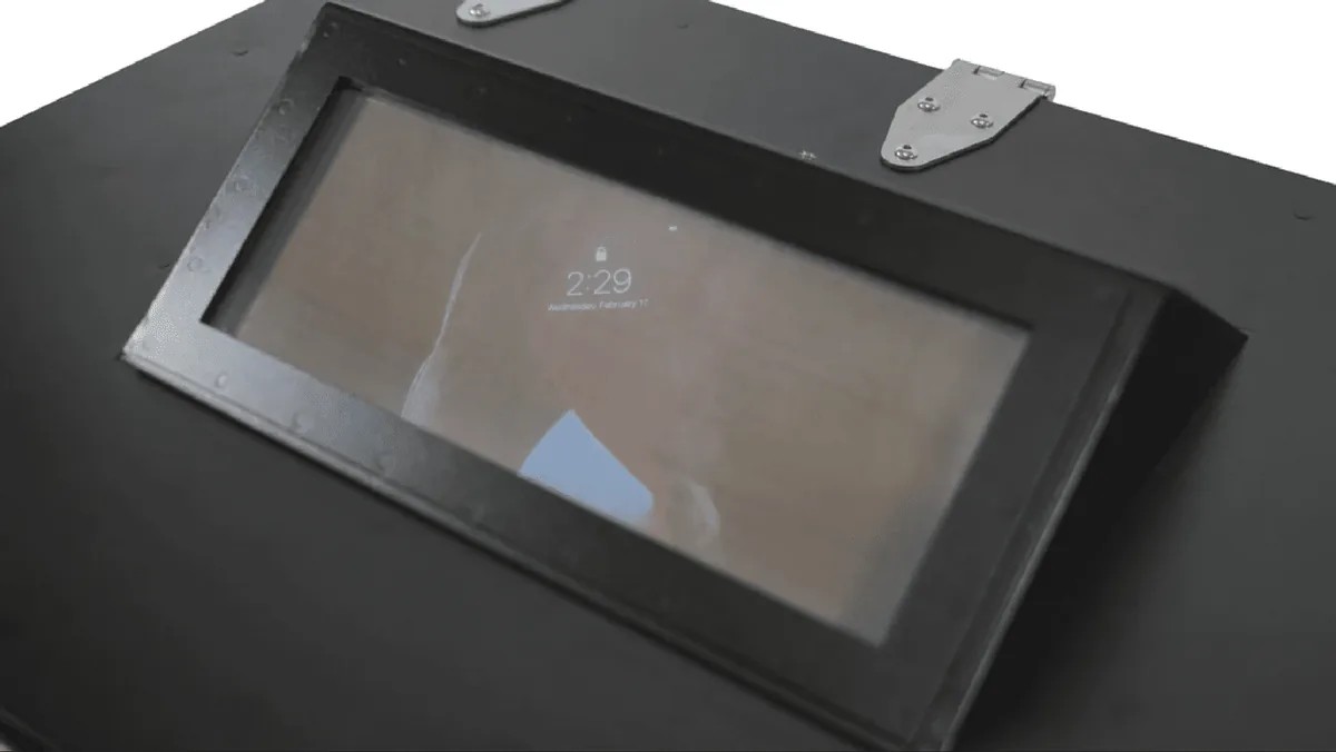 La fenêtre blindée de la BlockBox Lab XL vue de près