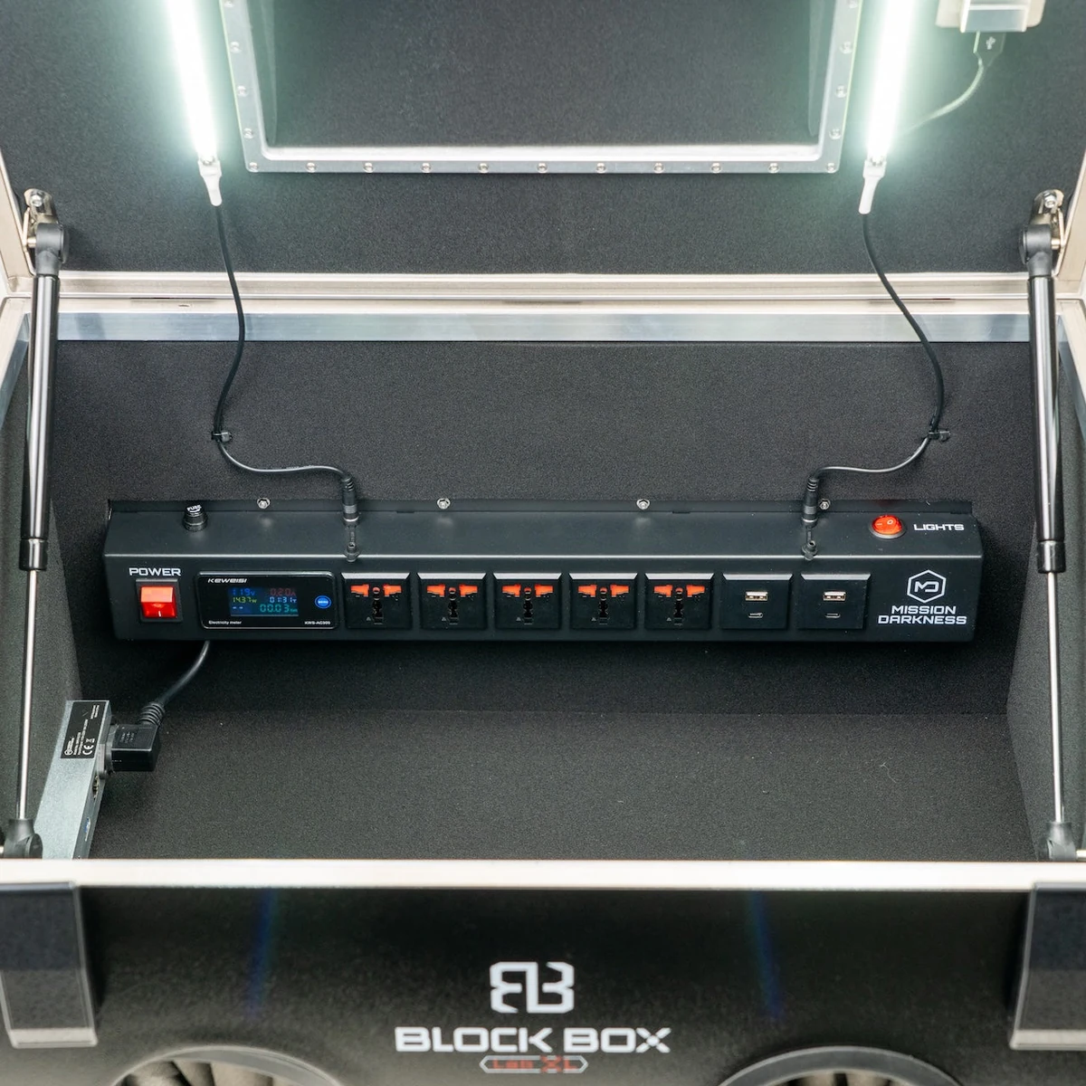 Le bandeau électrique à compteur, allumé, dans la chambre blindée