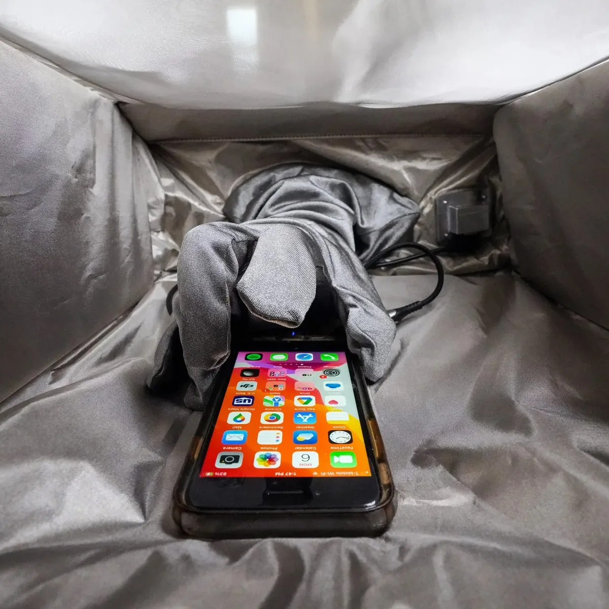 Un téléphone allumé à l’intérieur de la doublure blindée de la BlockBox