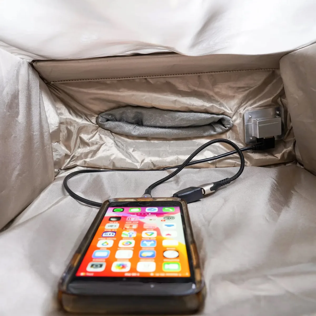 Un téléphone relié par un câble USB à l’intérieur de la BlockBox