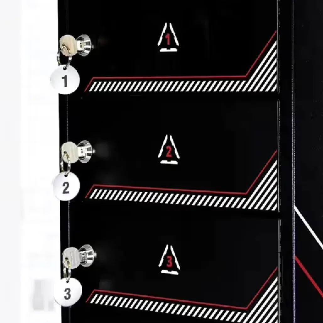 Trois casiers numérotés de l’armoire, fermés à clé