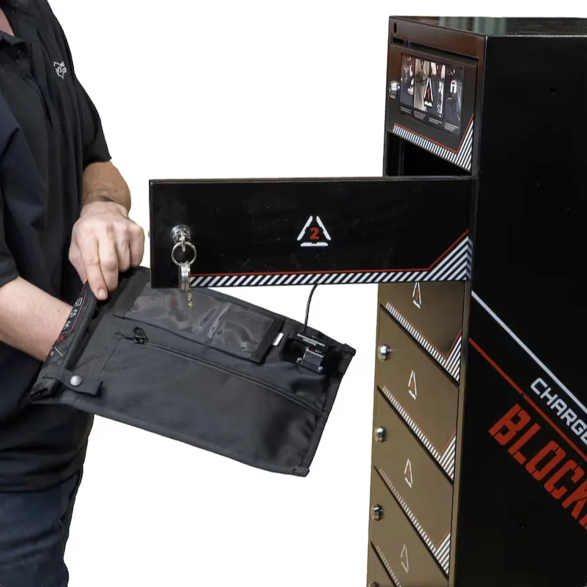 Un technicien range une pochette blindée dans un casier de l’armoire