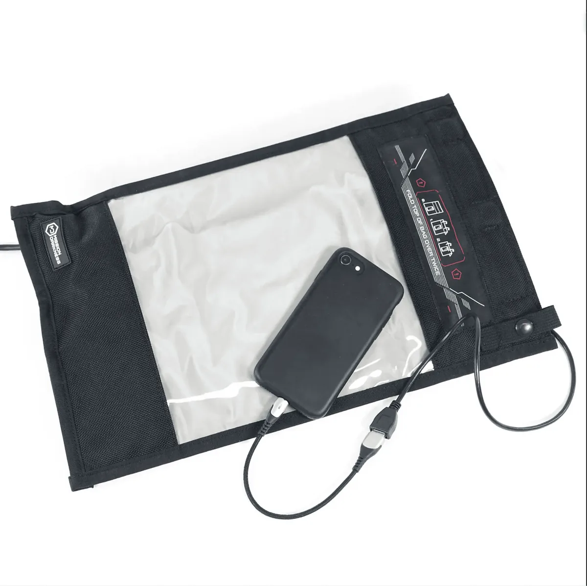 Une pochette blindée ouverte, un téléphone branché à l’intérieur