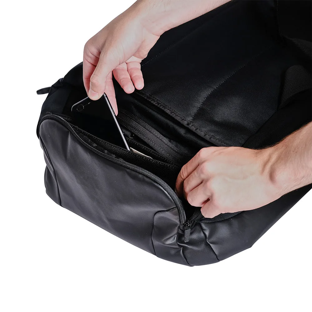 Un téléphone glissé dans la poche blindée pour téléphone du sac Faraday Duffel
