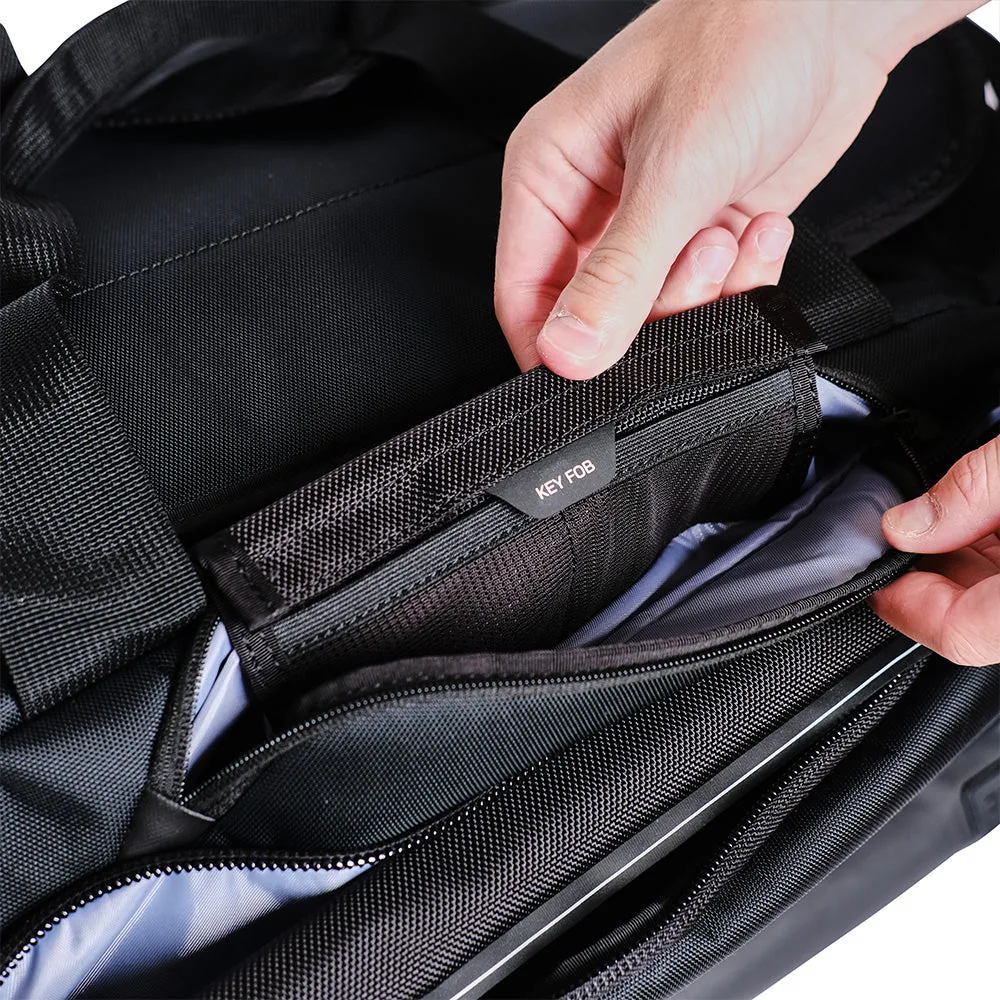 La poche blindée porte-clés du sac Faraday Duffel, ouverte, étiquetée KEY FOB