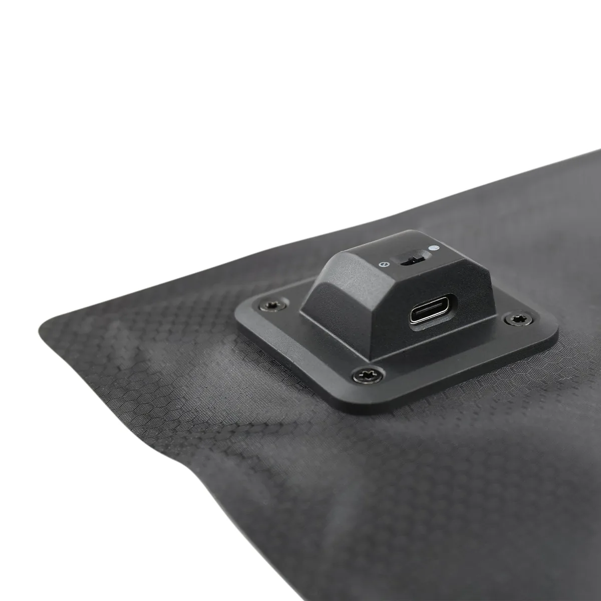 Le connecteur USB blindé, monté sur la paroi du sac OffGrid