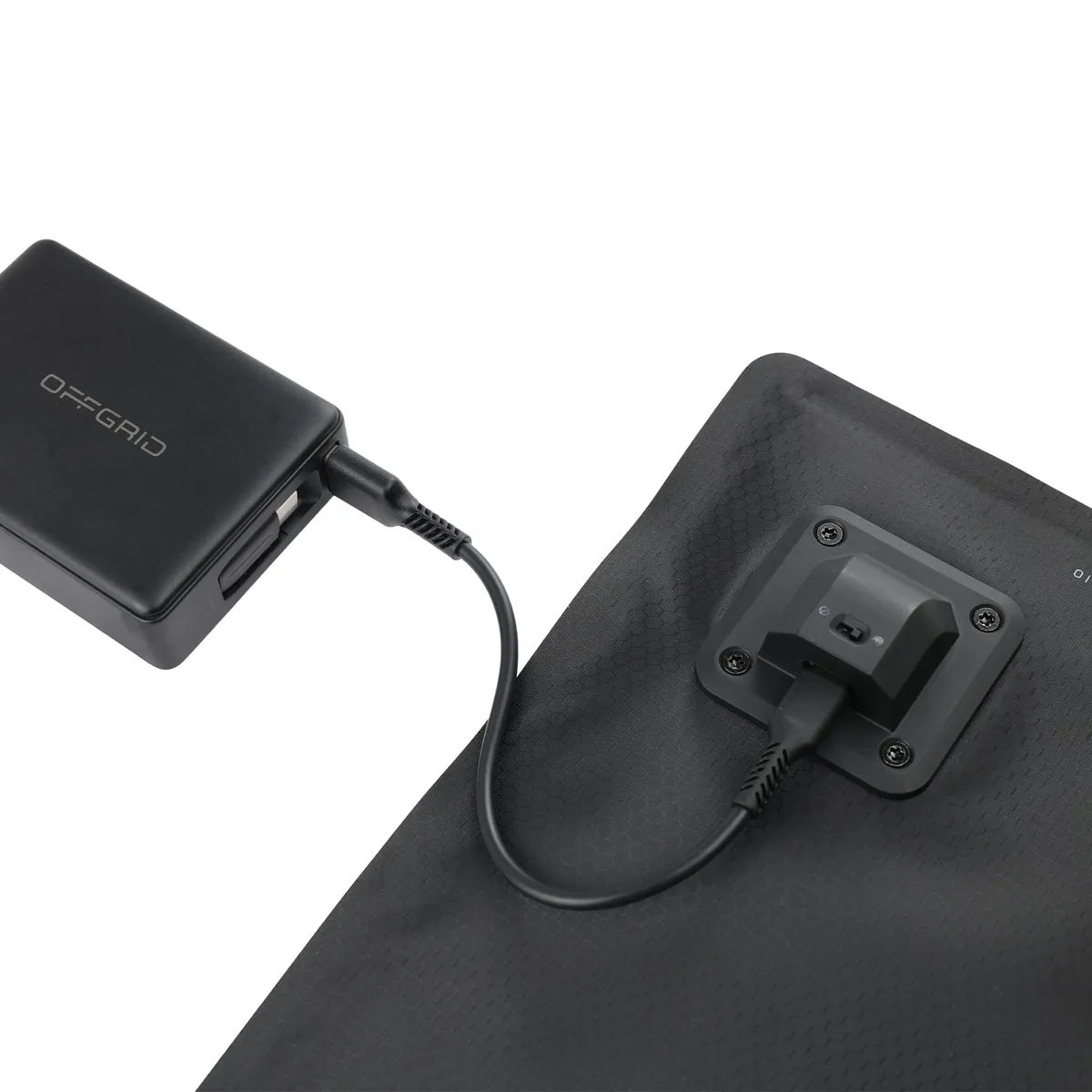 Le connecteur USB blindé relié à une batterie externe OffGrid, le sac posé à plat