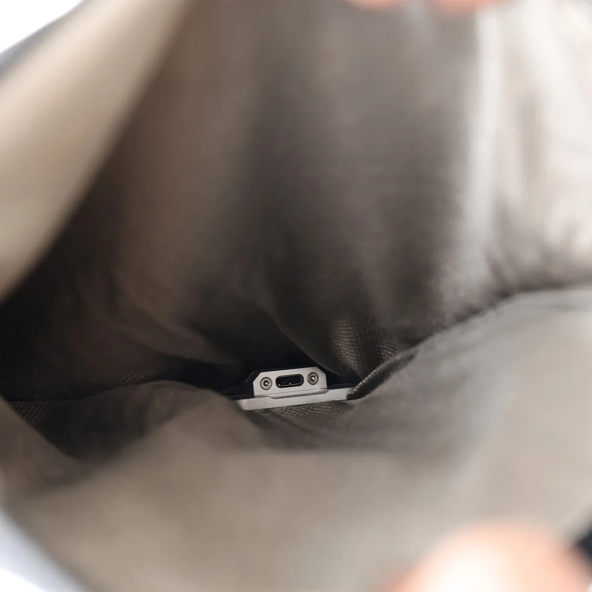 Le tissu blindé à motif hexagonal du sac Premium d’OffGrid, vu de près