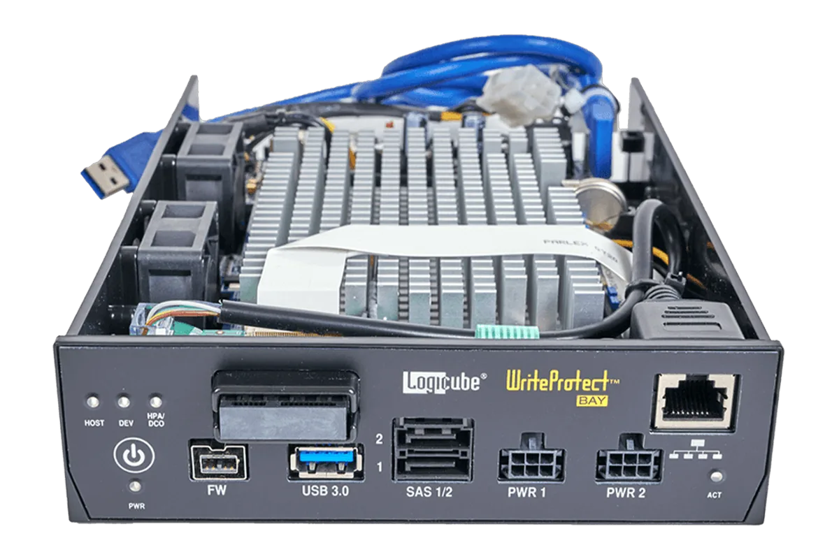 La façade du WriteProtect-BAY de Logicube, ports FireWire, USB 3.0, SAS/SATA et alimentation