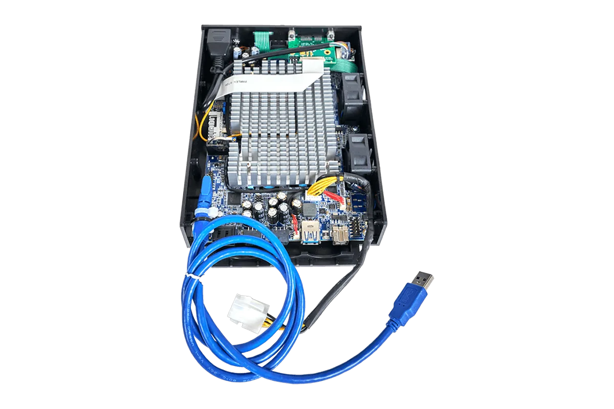 Le WriteProtect-BAY vu de dessus, carte électronique, dissipateur et connectique interne