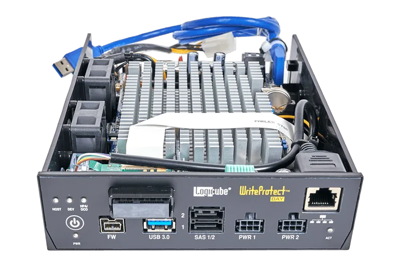 Le WriteProtect-BAY de trois quarts avant, câbles SAS/SATA raccordés