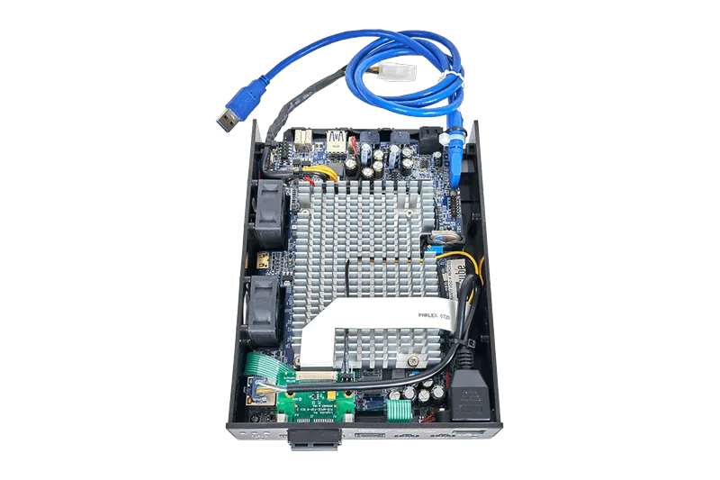 Le WriteProtect-BAY vu de dessus à la verticale, faisceau de câbles replié
