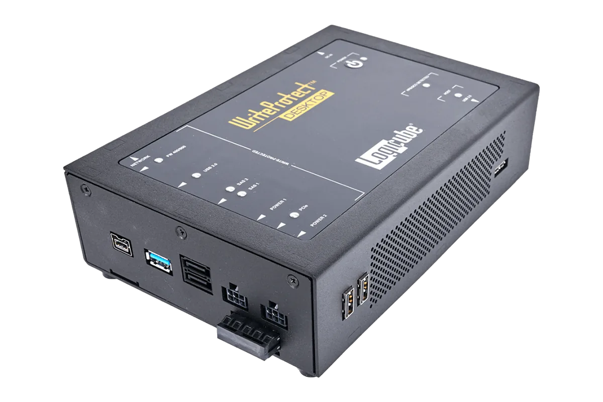 Le WriteProtect-DESKTOP de trois quarts avant gauche, ports FireWire, USB 3.0, SAS/SATA et PCIe