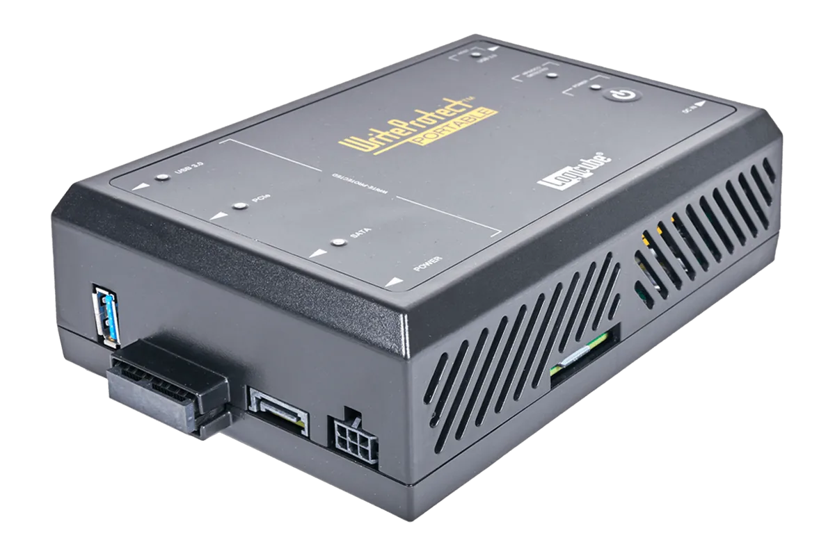 Le WriteProtect-PORTABLE de trois quarts avant, ports SATA et USB 3.0 en façade