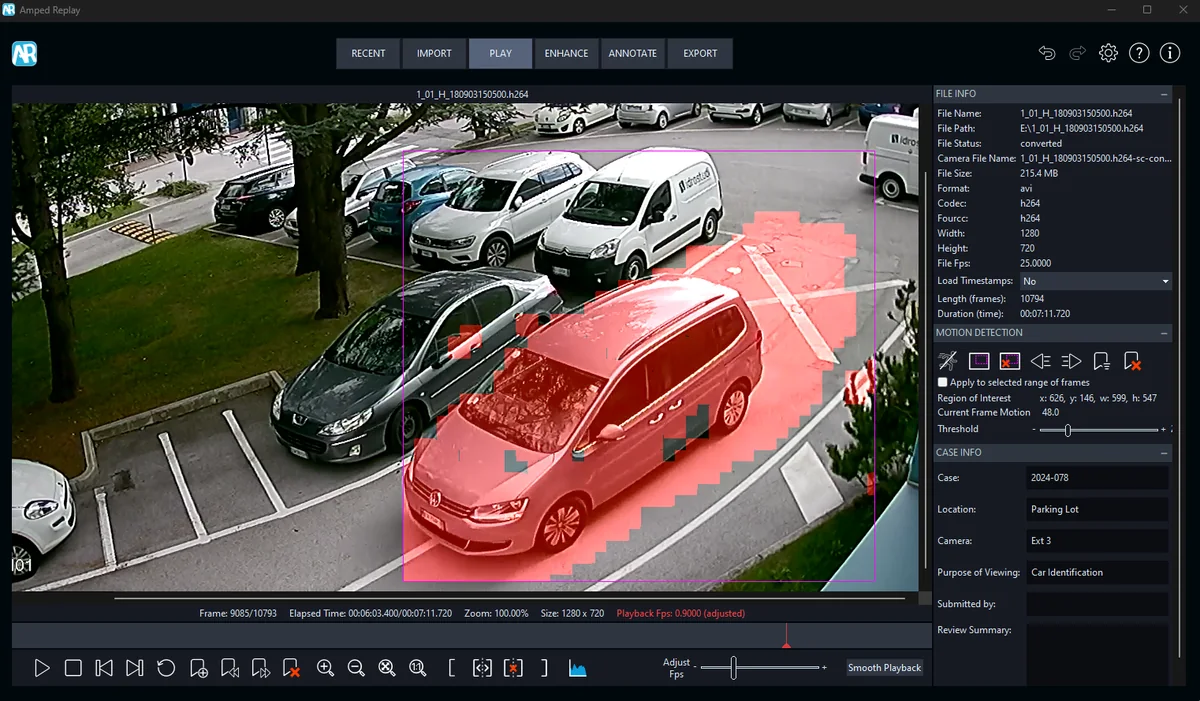 La détection de mouvement d’Amped Replay sur une vidéo de parking, la zone en mouvement colorée en rouge