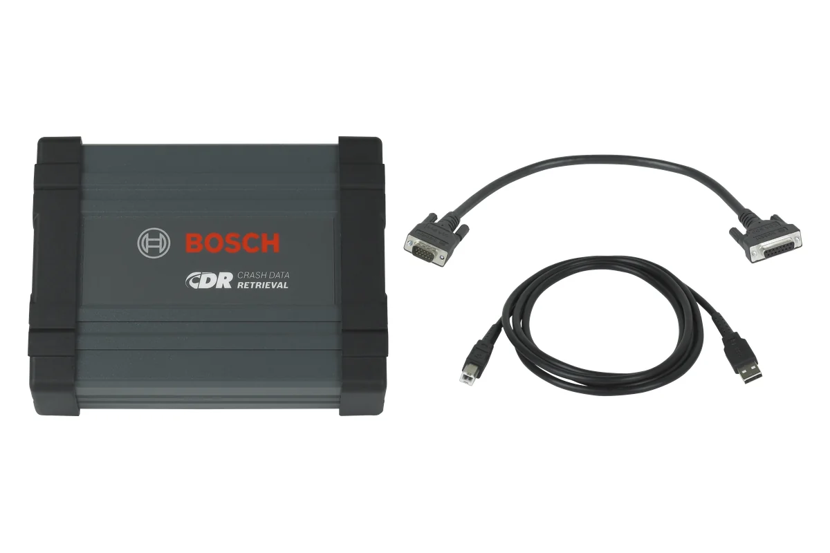 Le kit Bosch CDR 500 : le module gris, son câble d’interface et son câble USB