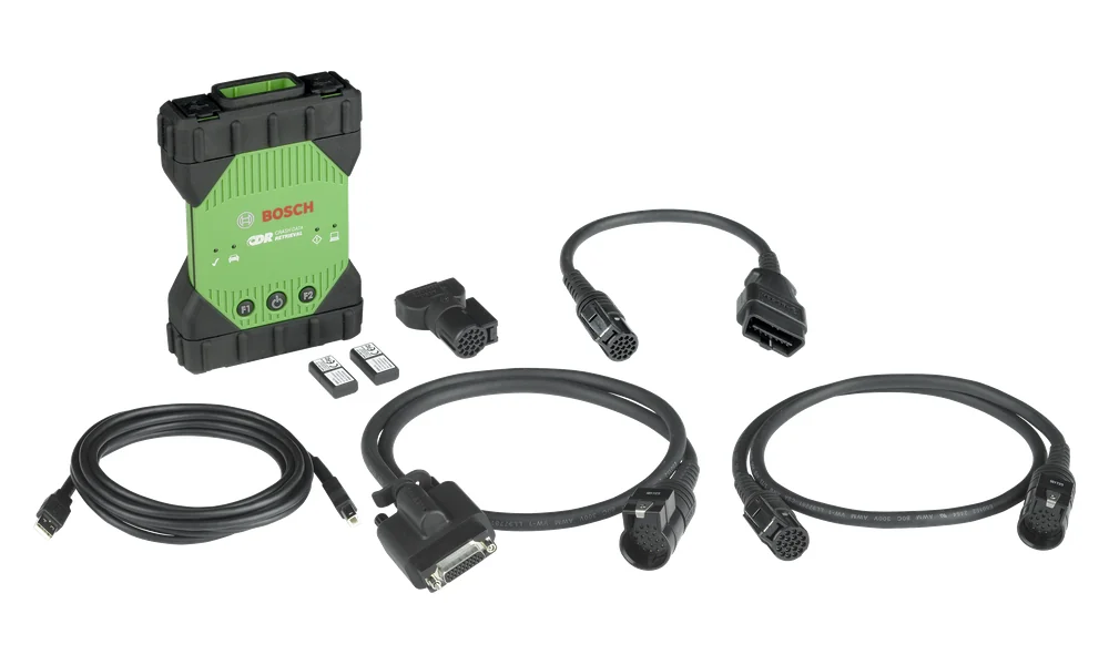 Le boîtier d’interface Bosch CDR 900 et ses câbles d’alimentation, de prise OBD, d’extension et USB