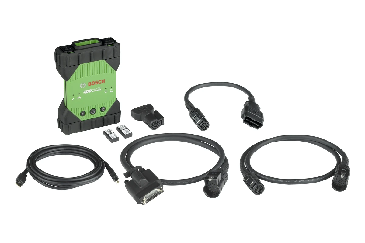 Le boîtier d’interface Bosch CDR 900, vert et noir, avec ses câbles d’alimentation, de prise OBD, d’extension et USB