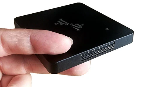 Le DSLogic U3Pro16 tenu entre deux doigts, son connecteur de 16 voies en façade
