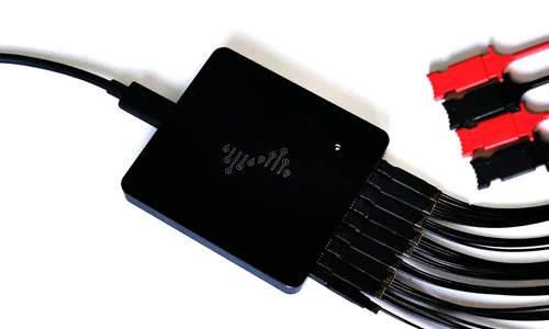 Le DSLogic U3Pro32 et ses fils de sonde, avec leurs grappins rouges et noirs