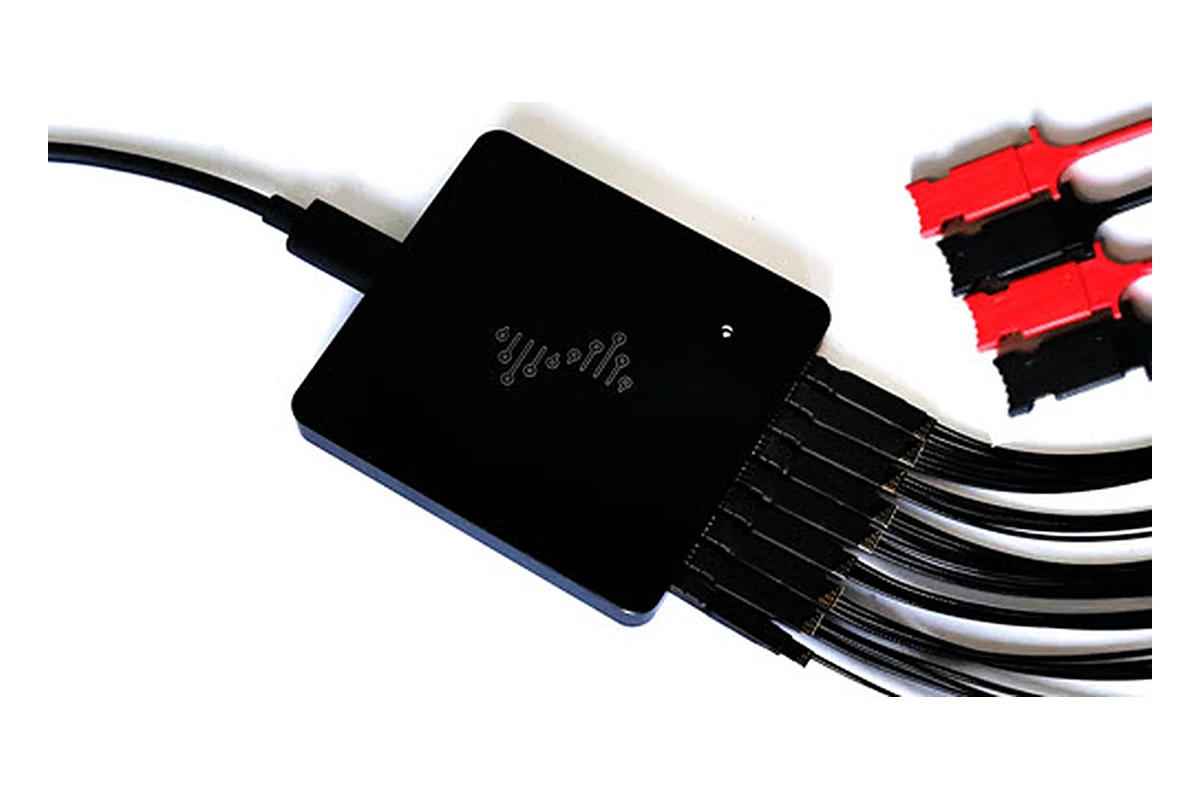 Le DSLogic U3Pro32, boîtier noir en métal, son câble USB-C et ses fils de mesure blindés munis de grappins