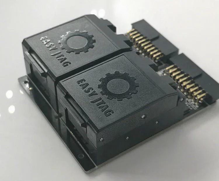 Le kit UFS d’EasyJTAG : deux supports à couvercle pour puces UFS en boîtier BGA