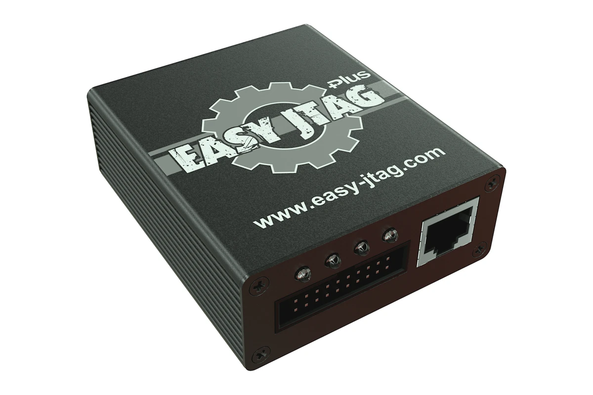 Le boîtier EasyJTAG Plus de trois quarts, ses connecteurs JTAG et ISP en façade