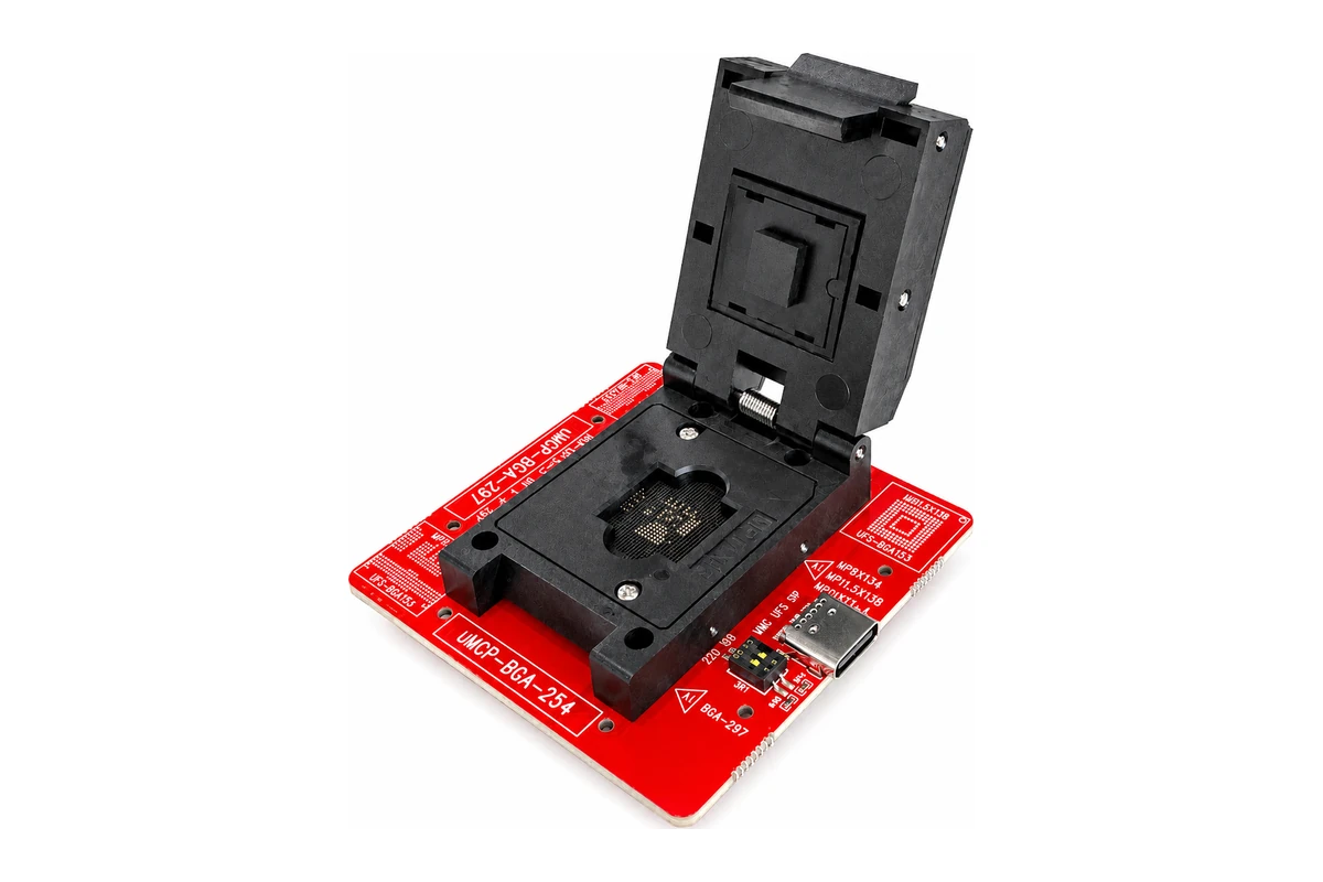 Le support UFS 5-en-1 d’iCFriend ouvert, son couvercle à ressort et son connecteur USB-C