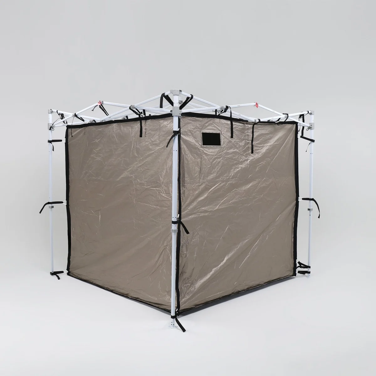 La tente de Faraday d’OffGrid montée dans son armature, vue de trois quarts