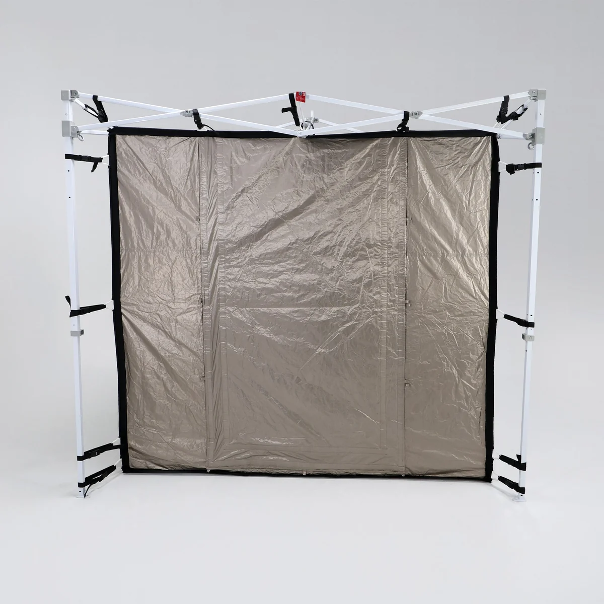 La tente de Faraday d’OffGrid vue de face, dans son armature