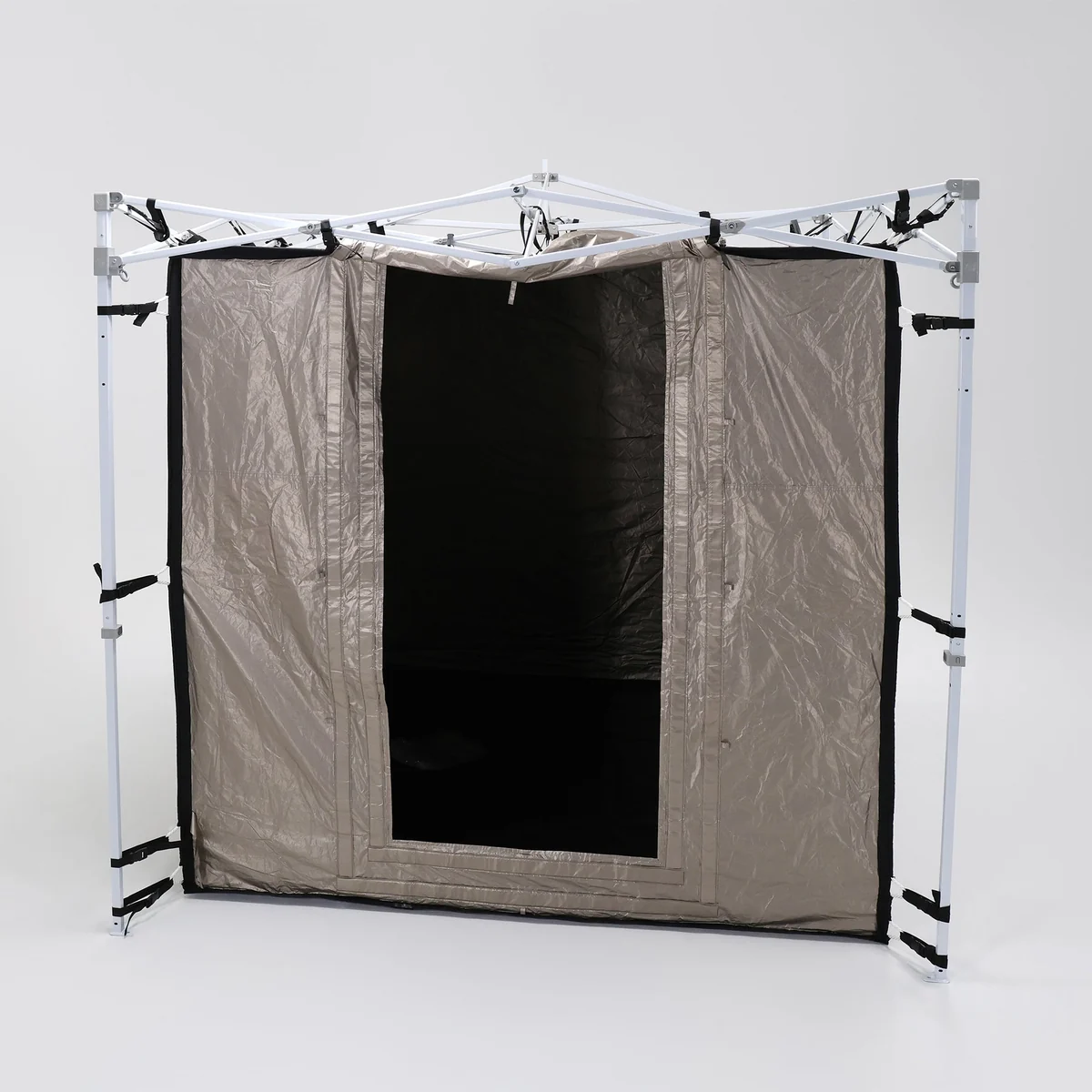 La tente de Faraday d’OffGrid, sa porte ouverte