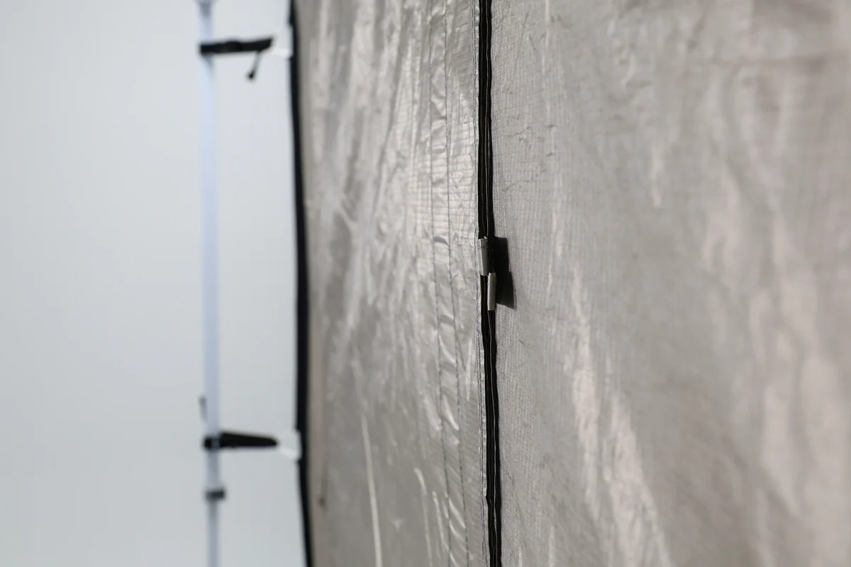 La porte de la tente de Faraday d’OffGrid, fermée par ses deux bandes magnétiques