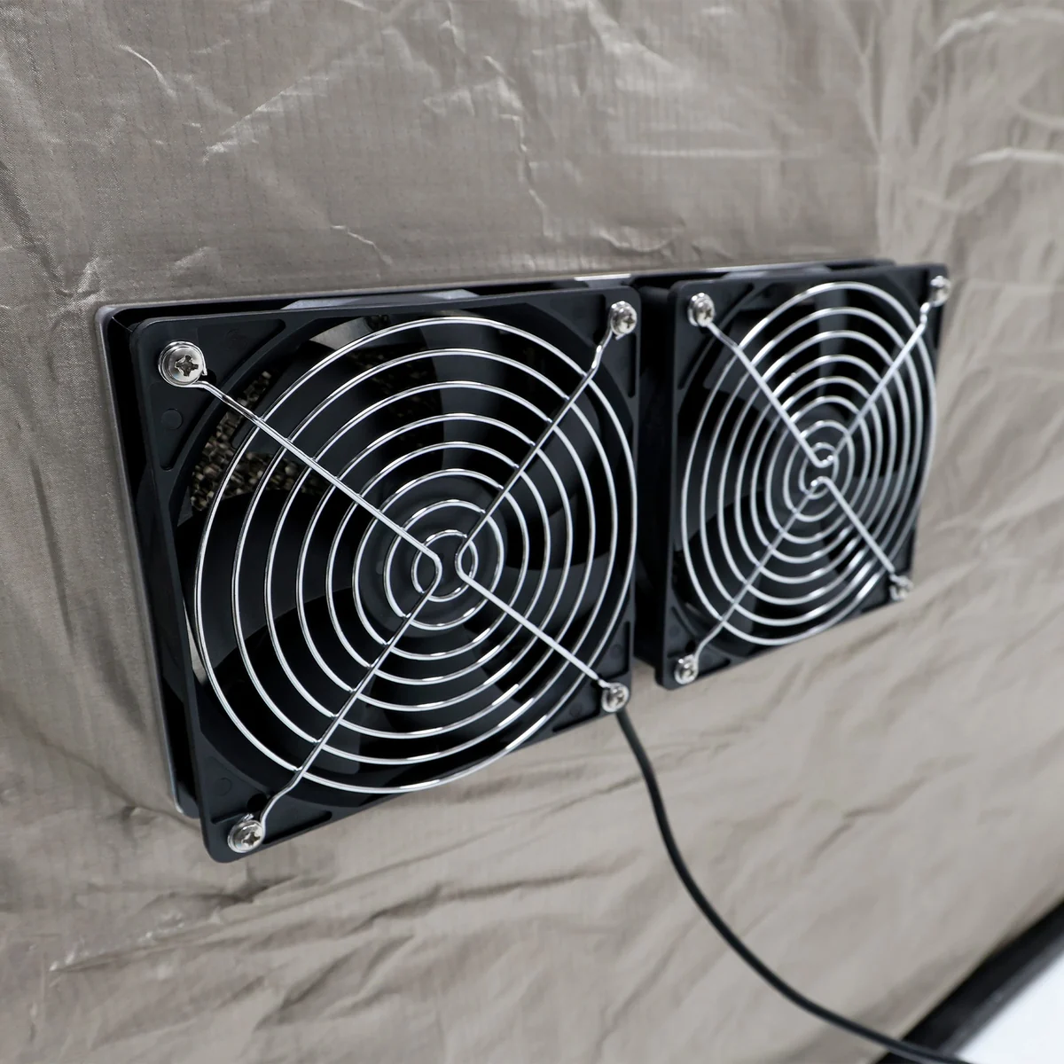Les deux ventilateurs de l’entrée d’air basse, fixés sur la paroi de la tente