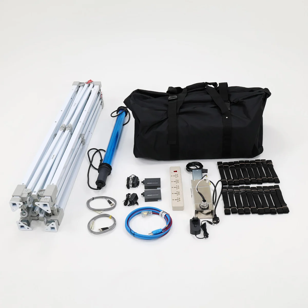 Le contenu du kit de la tente : armature repliée, sac, câbles, multiprise, ventilateurs et sangles
