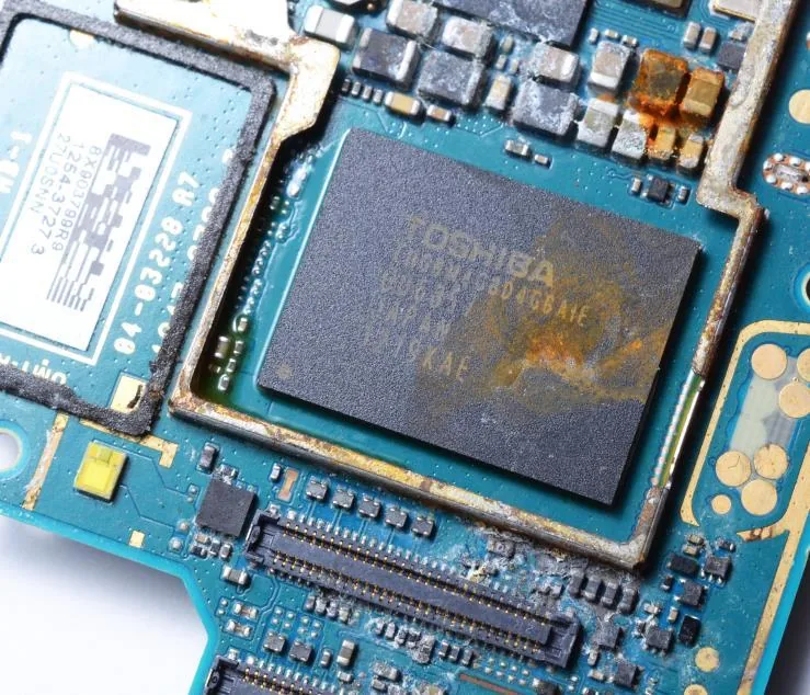Une puce eMMC Toshiba corrodée sur la carte d’un téléphone