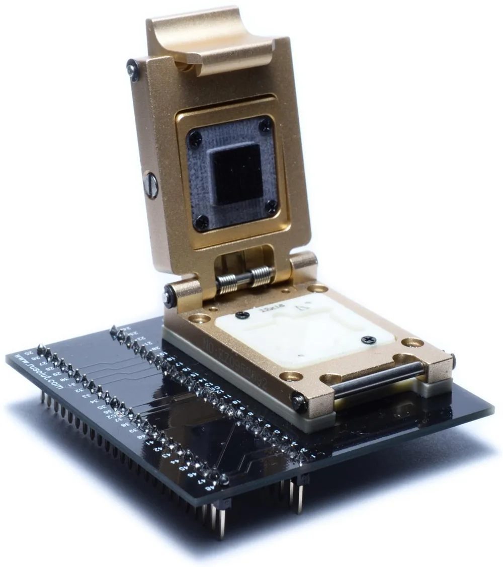 Un adaptateur eMMC-NAND : le support doré à couvercle ouvert, monté sur sa carte