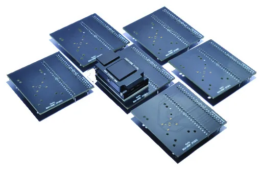 Plusieurs cartes d’adaptateurs eMMC-NAND autour d’un support