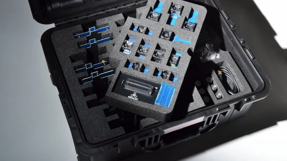 Le kit VDR dans sa mallette : lecteur Rusolut, adaptateurs chip-off et modules ISP
