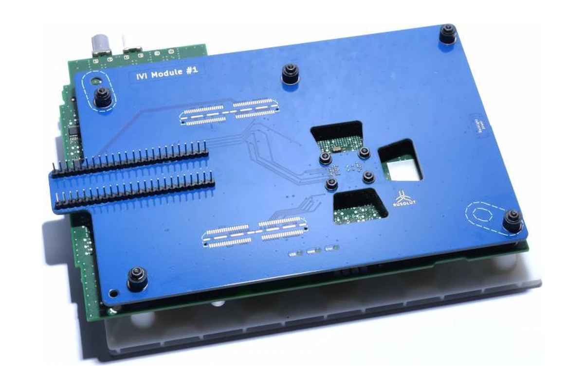 Le module ISP IVI Module #1 du VDR fixé sur la carte d’un autoradio, ses picots de raccordement et ses colonnettes de serrage