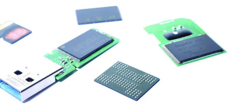 Une clé USB ouverte, une carte SD et des puces NAND dessoudées, en boîtier TSOP et BGA