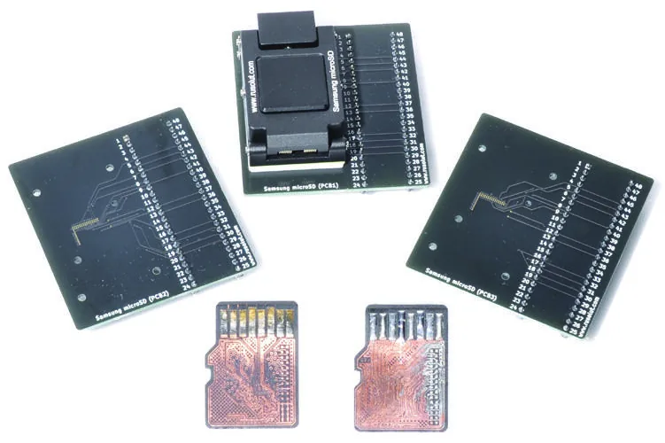 L’adaptateur Samsung microSD : un support et ses cartes, avec deux microSD dont le circuit est mis à nu