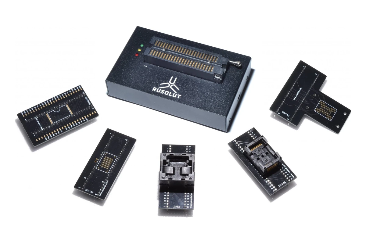 Le kit Visual NAND Reconstructor : le lecteur NAND Rusolut entouré de ses adaptateurs TSOP48, LGA52, BGA et Monolith